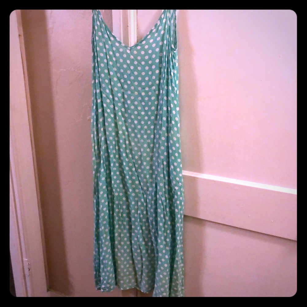 Maxi dress with polkadots sleeveless with pockets.